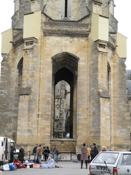   à travers la Flèche Saint-Michel